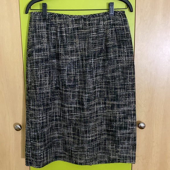 Le Suit Woman’s Skirt Suit - Picture 8 of 13